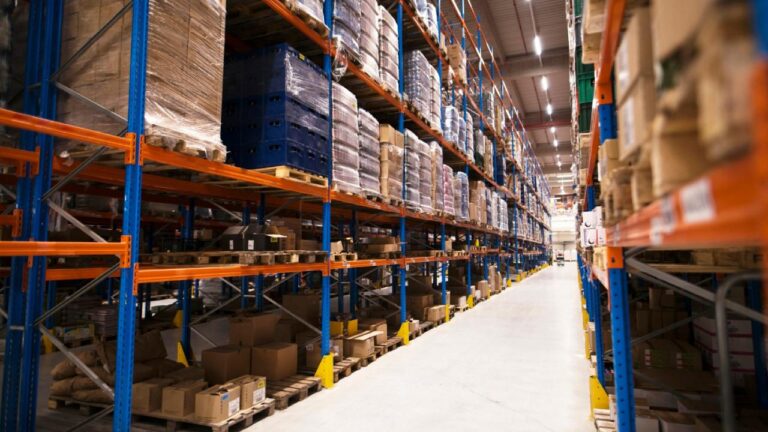 Como organizar seu estoque usando armazenagem profissional - Montebel Transportes